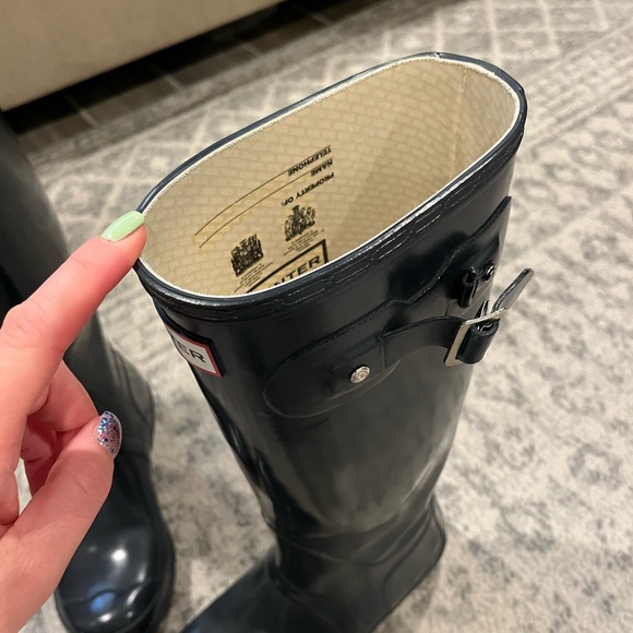 Woman's size 7 rain boots - Picture 5 of 9